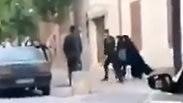 איראן משטרת הצניעות גוררת אישה איראנית ל ניידת