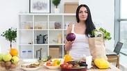 אישה עם ירקות ופירות