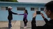 דגם כפר גבול דרום קוריאה צפון קוריאה מחקים את קים ג'ונג און