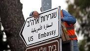 התקנת שלט חדש לשגרירות ארה"ב