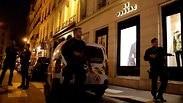 דקירות ב לב פריז צרפת גבר רצח אדם פצע שמונה ו חוסל