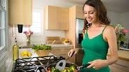 אישה מטגנת ירקות במחבת