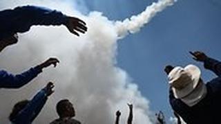 משגרים טילים לעבר עננים פסטיבל ב איסאן תאילנד