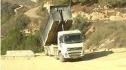 משאית שופכת פסולת באזור גבעת זאב