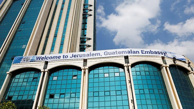 שלט על בניין טקס פתיחת שגרירות גואטמלה ב ירושלים