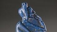 קמיע כחול בדמות ילד, המייצג כפי הנראה את אל השמש התינוק (פאיינס, מצרים. 1550–1292 לפנה"ס בקירוב)