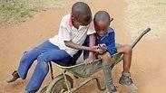 ילדים באפריקה משחקים בסמארטפון