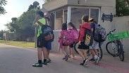 תלמידים מגיעים לבית ספר ניצני אשכול בקיבוץ מגן