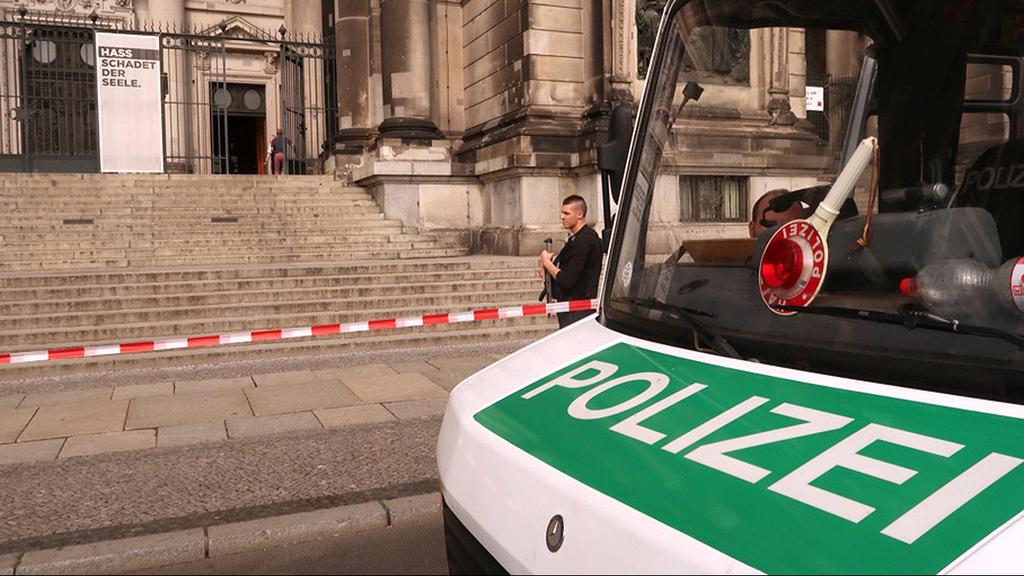משטרה ליד קתדרלת ברלין 
