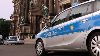 משטרה ליד קתדרלת ברלין 