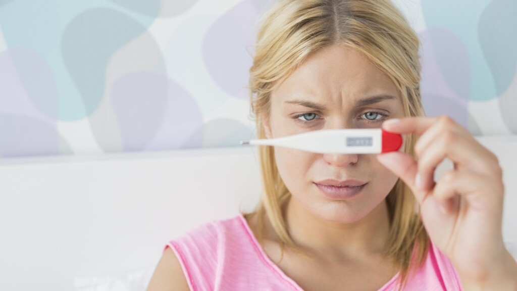 Фото: shutterstock אישה מודדת חום