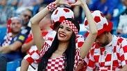 אוהדת נבחרת קרואטיה מבסוטית ביציע
