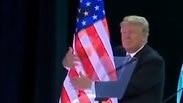 דונלד טראמפ מחבק דגל