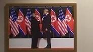 תמונות של דונלד טראמפ ו קים ג'ונג און על הקיר הבית הלבן ארה"ב