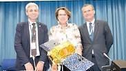 צרפת וישראל מעניקים את דגם ונוס לאו"ם. במרכז פרופ' סימונטה די פיפו, יו"ר המשרד לשיתוף פעולה בינלאומי בחלל באו"ם. משמאל: אבי בלסברגר, מנהל סוכנות החלל הישראלית