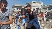 פינוי ילדה שנפצעה הפצצות של צבא אסד ב דרעא דרום סוריה