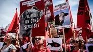 הפגנות של פעילים למען בעלי חיים ב פריז צרפת