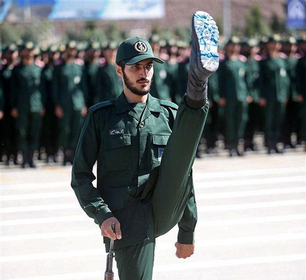 חייל איראני  דורך על מגן דוד