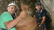 ד"ר דני שיאון (מימין) וד"ר ינון שבטיאל במערה עם אחד הקנקנים הגדולים