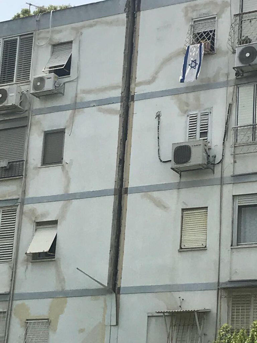 סדקים בבניין ברחוב אלנבי בחיפה 