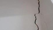 סדק בקיר בבית ספר כדורי בעקבות רעידת אדמה