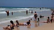 רוחצים בחוף בננה ביץ' בתל אביב