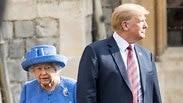הנשיא האמריקני מסתיר את המלכה בסקירת משמר הכבוד