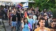 מפגינים בכיכר הבימה בתל אביב נגד חוק הפונדקאות