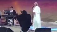 נערה הסעודית רצה לבמה וחיבקה את "נסיך הזמר הערבי" במהלך הופעה