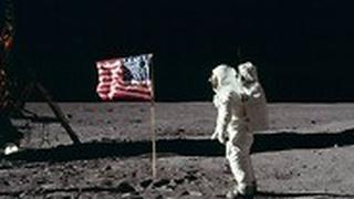 בסוף הוא החזיק מעמד. אלדרין ניצב מול הדגל האמריקאי, סמוך לרכב הנחיתה על הירח