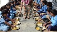תלמידים בהודו אוכלים צהרים