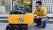 רובוט ב סין בייג'ינג מביא חטיפים עד דלת הבית