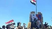 דגל סוריה מונף בכיכר תחריר