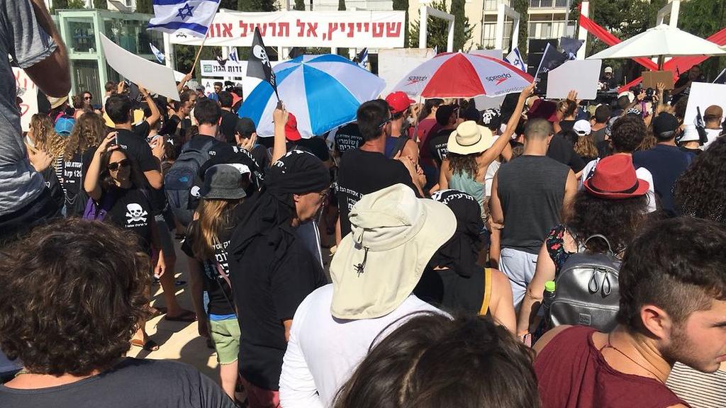 הפגנה בכיכר הבימה בתל אביב נגד הרחקת אסדות הגז הטבעי