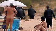 מהגרים מגיעים לחוף העיירה טריפה ב ספרד ובורחים מהמשטרה 