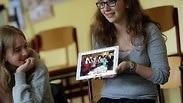 גרמניה בני נוער יהודים מתנדבים בתי ספר מסבירים מה זה יהודי