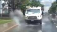 יו טיוב: טנדר בקנדה משפריץ מים מהכביש על עוברי אורח במדרכה