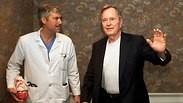 נשיא ארה"ב לשעבר ג'ורג' בוש האב עם רופאו שנרצח