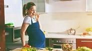 אישה בהיריון במטבח
