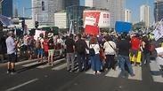 עשרות בני אדם מפגינים מול קריית הממשלה בתל אביב נגד העברתם של מעונות חסות הנוער לניהולה של חברת "דנאל" ופיטוריהם של עובדים המטפלים בבני נוער בסיכון