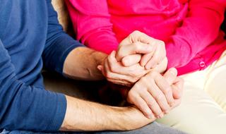 מחזיקים ידיים