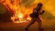 כבאים שריפת יער ב קליפורניה ארה"ב