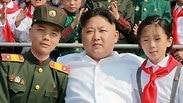 תלמידים עם שליט צפון קוריאה קים ג'ונג און טקס ב פיונגיאנג
