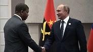 נשיא רוסיה ולדימיר פוטין עם נשיא אנגולה ז'ואאו לורנסו כנס BRICS דרום אפריקה