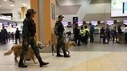 שוטרים וכלבי גישוש בשדה התעופה בקאלאו שבפרו