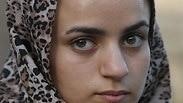 אשוואק חאג'י, צעירה יזידית שנמלטה מדאעש לגרמניה - ופגשה שם את החוטף שלה. צולם במקדש יזידי בלאלש שליד מוסול בעיראק