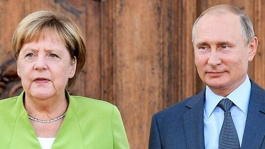 רוסיה גרמניה ולדימיר פוטין ו אנגלה מרקל פגישה בעיירה גראנזי ליד ברלין