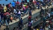 בנגלדש דאקה אנשים על רכבת נוסעים ל חג הקורבן
