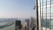 חילוץ של מנקי חלונות גורד שחקים בעיר צ'אנגשה ב סין