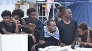 מהגרים אפריקנים ש איטליה מסרבת לקלוט בספינה בנמל קטניה סיציליה